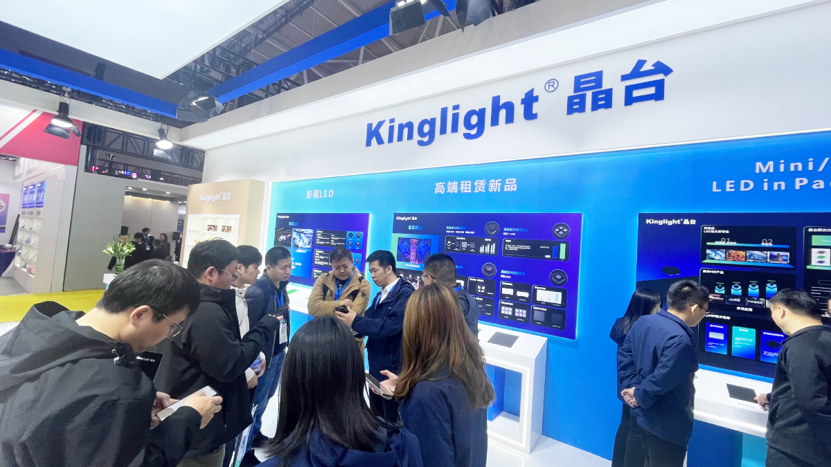 Kinglight晶台销售总向到访客户介绍公司新款LED显示器件